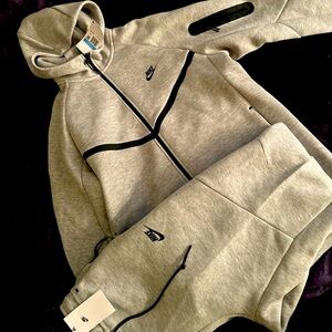 Brand new NIKE TECH SWEATSUITS TOP AND BUTTOM $200 Pick up only